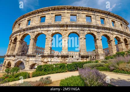 Das Pula Amphitheater, auch bekannt als Kolosseum von Pula, ist ein gut erhaltenes römisches Amphitheater in Pula, Kroatien. Eine große Arena wurde 27 v. Chr. - 68 v. Chr. errichtet Stockfoto