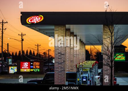 Speedway-Tankstelle und 24-Stunden-Geschäft mit Speedy Cafe in der Abenddämmerung in Snellville, Georgia. (USA) Stockfoto