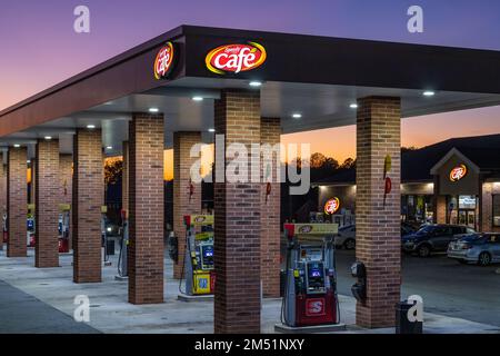 Speedway-Tankstelle und 24-Stunden-Geschäft mit Speedy Cafe in der Abenddämmerung in Snellville, Georgia. (USA) Stockfoto