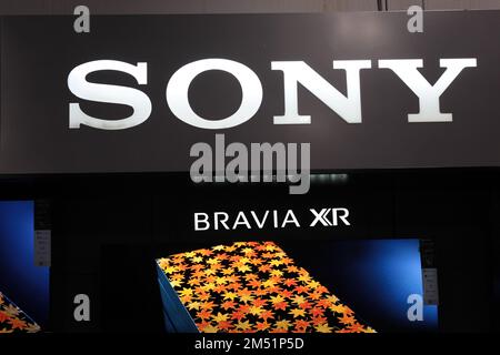 Honolulu, HI - 23. Dezember 2022: Sony Corporation Ultra High Definition TV BRAVIA XR wird im Elektronikgeschäft ausgestellt Stockfoto