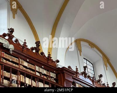 Puebla, Puebla, USA. 9. Dezember 2022. Die Biblioteca Palafoxiana Bibliothek im historischen Zentrum von Puebla City stammt aus dem Jahr 1646. Es ist die UNESCO, die es als erste öffentliche Bibliothek in Nord- und Südamerika anerkennt. Puebla, Mexiko Freitag, 9. Dezember 2022. (Kreditbild: © Mark Hertzberg/ZUMA Press Wire) Stockfoto