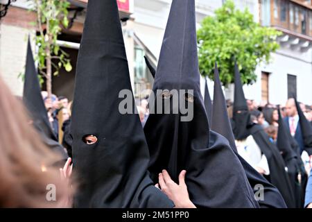 Begleitet die Pasos im Reiseplan der „Stationen der Buße“. Augen hinter der Maske Stockfoto