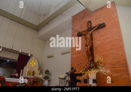 Malang, Indonesien. 24. Dezember 2022. Offiziere des Gegana Brimob Polda East Java Teams wurden dabei gesehen, wie sie einen ganzen Raum in einer Kirche in Malang sterilisierten. Es gibt 86 Kirchen, die in Erwartung von Sicherheitsstörungen während der Weihnachtsfeier sterilisiert wurden. (Foto: Moch Farabi Wardana/Pacific Press) Kredit: Pacific Press Media Production Corp./Alamy Live News Stockfoto