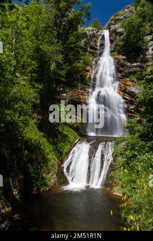 Ein vertikales Bild der Runes Cascade in Pont-de-Montvert-Sud-Mont-Lozere, Frankreich Stockfoto