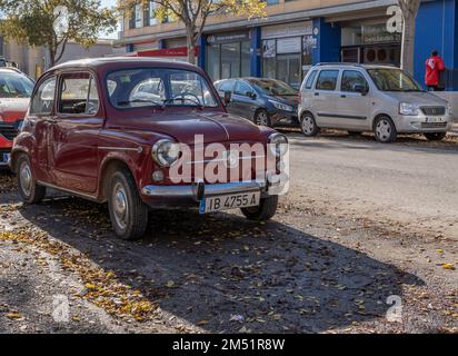 Palma de Mallorca, Spanien; dezember 16 2022: Alter Sitz 600 lila Auto, geparkt in einem Industriegebiet in Palma de Mallorca, ein sonniger Herbstmorgen. Spai Stockfoto