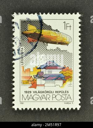 Von Ungarn gedruckte Briefmarke mit der Aufschrift Zeppelin, Fly Around the World, circa 1981. Stockfoto