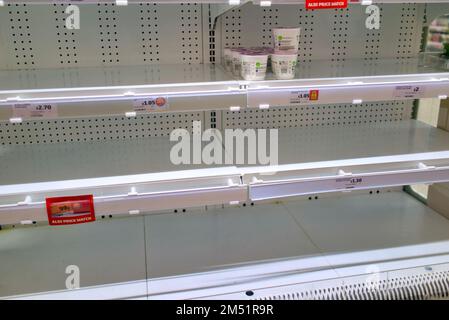 Glasgow, Schottland, Vereinigtes Königreich 24. Dezember 2022. Weihnachtseinkäufe in Sainsburys sahen leere Supermarktregale, während die Leute bis nach dem Urlaub geschlossen hatten. Credit Gerard Ferry/Alamy Live News Stockfoto