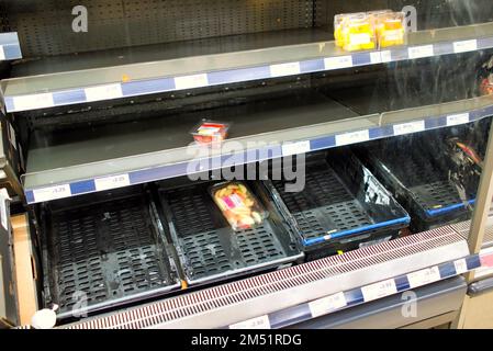 Glasgow, Schottland, Vereinigtes Königreich 24. Dezember 2022. Weihnachtseinkäufe in Sainsburys sahen leere Supermarktregale, während die Leute bis nach dem Urlaub geschlossen hatten. Credit Gerard Ferry/Alamy Live News Stockfoto