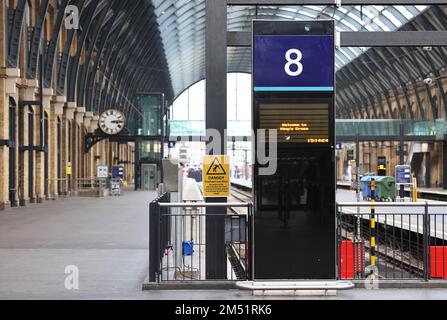 London, Vereinigtes Königreich, 24. Dezember 2022. Eine ungewöhnlich ruhige Kings Cross Station im Norden Londons, wo die Passagierzüge um 3pm Uhr fertig wurden, da weitere Streiks anfingen. Millionen von Menschen sind aufgrund der stark beanspruchten Zeitpläne mit Unterbrechungen konfrontiert. Kredit: Monica Wells/Alamy Live News Stockfoto