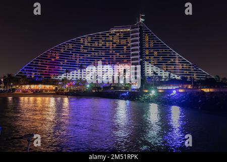 Dubai, Vereinigte Arabische Emirate. Dez 31. 2015 - Jumeirah Beach Hotel Stock Photos vor der größeren Renovierung. Stockfoto