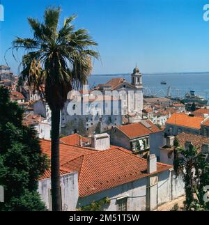 PAISAJE VISTO DESDE EL MIRADOR DE SANTA LUCIA CON LA IGLESIA DE SAN ESTEBAN AL FONDO - FOTO AÑOS 60. Lage: AUSSEN. LISBOA. PORTUGAL. Stockfoto