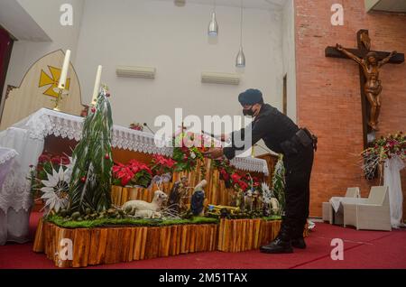 Malang, Ost-Java, Indonesien. 24. Dezember 2022. Offiziere des Gegana Brimob Polda East Java Teams wurden dabei gesehen, wie sie einen ganzen Raum in einer Kirche in Malang sterilisierten. Es gibt 86 Kirchen, die in Erwartung von Sicherheitsstörungen während der Weihnachtsfeier sterilisiert wurden. (Kreditbild: © Moch Farabi Wardana/Pacific Press via ZUMA Press Wire) Stockfoto