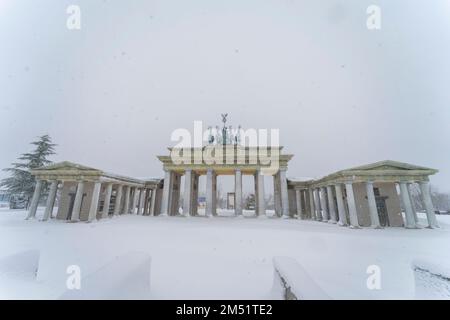 Intensiver Schneefall auf einer Nachbildung (Kopie) des Brandenburger Tors in der Stadt Torrejon de Ardoz im bekannten Europa-Park am 9. Januar 2021. Stockfoto