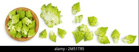 Romanesco-Brokkoli-Kohl oder römischer Blumenkohl, isoliert auf weißem Hintergrund. Draufsicht mit Kopierbereich für Ihren Text. Flach verlegt Stockfoto