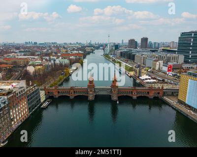 Die Oberbaumbrücke in Berlin Treptow aus der Vogelperspektive Stockfoto