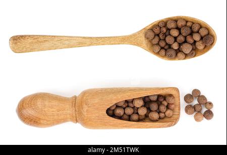 Allspices oder Jamaika Pfeffer in der Kochlöffel auf weißem Hintergrund. Ansicht von oben Stockfoto