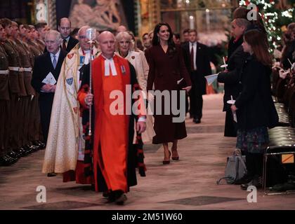 König Karl III. (Links), Prinz von Wales (2. links, hinten), Königin Consort (2. rechts) und Prinzessin von Wales (rechts) in Westminster Abbey, während des „Together at Christmas“ Carol Service in Westminster Abbey in London. Foto: Donnerstag, 15. Dezember 2022. Stockfoto