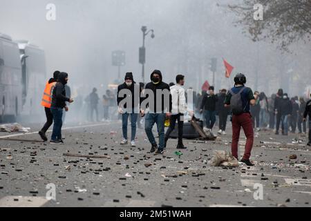 Paris, Frankreich. 24. Dezember 2022. Rrests, während der Rallye zum Tribut am Place de la Republique in Paris, Frankreich, nach dem Anschlag, bei dem mehrere kurdische Kämpfer getötet wurden, am 24. Dezember 2022. Der Angriff am Vortag, der in der Nähe eines kurdischen Kulturzentrums in der Rue d'Enghien stattfand und bei dem drei Menschen getötet und drei weitere verletzt wurden, von denen einer weiterhin in einem kritischen Zustand ist. Die Schießereien am Freitag kamen fast 10 Jahre nach der Ermordung von drei kurdischen Frauenaktivisten in der französischen Hauptstadt - Credit: Abaca Press/Alamy Live News Stockfoto