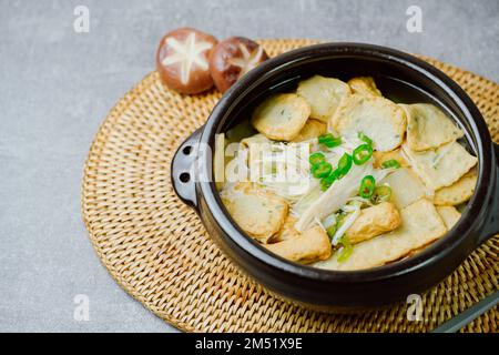 Omukguk, Fischkuchensuppe : Dieses Gericht wird aus kochendem Fischkuchen und Rettich mit Sojasoße in Brühe zubereitet und zeichnet sich durch einen süßen Geschmack aus, der ma enthält Stockfoto