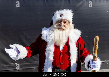 Charlotte, NC, USA. 24. Dezember 2022. Der Weihnachtsmann tritt beim NFL-Match zwischen den Carolina Panthers und den Detroit Lions in Charlotte, NC, auf. (Scott Kinser/Cal Sport Media). Kredit: csm/Alamy Live News Stockfoto