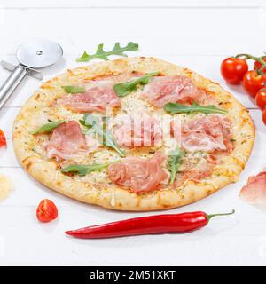 Schinkenpizza Prosciutto quadratische Backzutaten auf Holzbrettholz Stockfoto