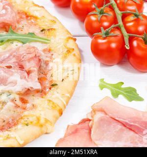 Schinken-Pizza-Prosciutto-Platz mit Backzutaten auf Holzbrettholz aus nächster Nähe Stockfoto
