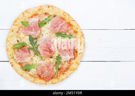 Schinkenpizza Prosciutto von oben Kopierraum auf Holzbrettholz Stockfoto