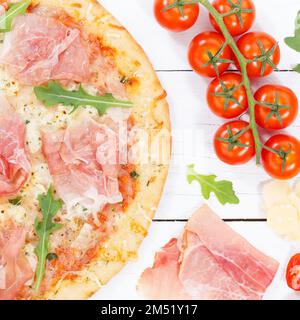 Schinkenpizza Prosciutto von oben aus der Nähe quadratische Backzutaten auf Holzbrettholz Stockfoto