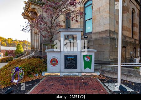 Lissabon, Ohio, USA – Okt. 21, 2022: Die Glocke von Ohio, die alle zwei Jahre stattfand, und die Ehrenmedaille des Kongresses auf dem Gelände des Columbiana County Courthouse Stockfoto