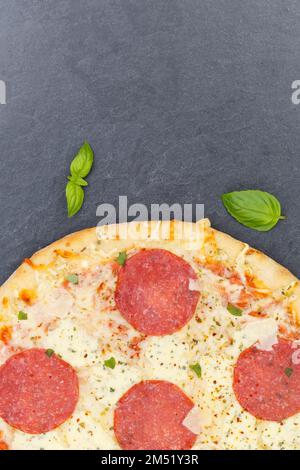 Pizza Salami von oben kopiere das Porträtformat im Raum, Nahaufnahme auf einem vertikalen Schiefer Stockfoto
