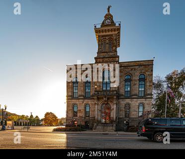 Lissabon, Ohio, USA – Okt. 21, 2022: Columbiana County Courthouse, 1871 aus lokal geschliffenem Sandstein im italienischen Stil erbaut. Stockfoto