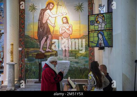 Gaza, Palästina. 24. Dezember 2022. (INT) Weihnachtsmesse in der römisch-katholischen Heiligen Familienkirche in Gaza-Stadt. 24. Dezember 2022, Gaza, Palästina: Palästinensische Christen nehmen an der Weihnachtsmesse in der römisch-katholischen Heiligen Familienkirche in Gaza Teil. (Kreditbild: © Saher Elghorra/TheNEWS2 via ZUMA Press Wire) Kredit: ZUMA Press, Inc./Alamy Live News Stockfoto