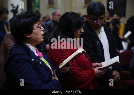 Gaza, Palästina. 24. Dezember 2022. (INT) Weihnachtsmesse in der römisch-katholischen Heiligen Familienkirche in Gaza-Stadt. 24. Dezember 2022, Gaza, Palästina: Palästinensische Christen nehmen an der Weihnachtsmesse in der römisch-katholischen Heiligen Familienkirche in Gaza Teil. (Kreditbild: © Saher Elghorra/TheNEWS2 via ZUMA Press Wire) Kredit: ZUMA Press, Inc./Alamy Live News Stockfoto