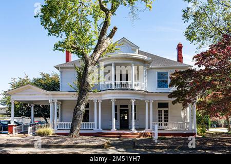 Carrollton, Georgia, USA – Okt. 20, 2022: Haus im neoklassizistischen Stil im historischen Viertel von Carrollton in der Dixie Street, das in eine Anwaltskanzlei umgewandelt wurde. Carroll, Ich Bin'S Stockfoto