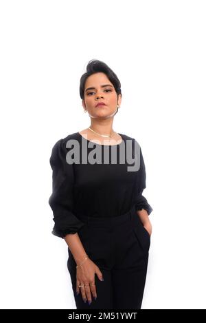 Geschäftsfrau, elegant, schwarz gekleidet. Isoliert auf weißem Hintergrund. Stockfoto