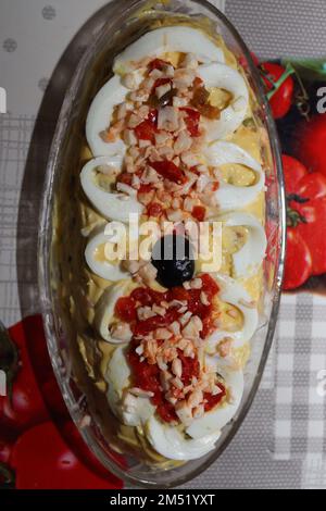 Weihnachtssaison-spezifischer Beouf-Salat garniert mit verschiedenen Gemüsesorten Stockfoto