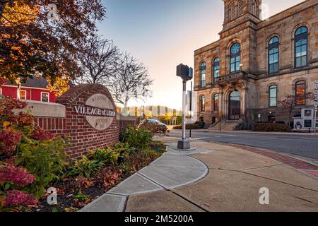 Lissabon, Ohio, USA – Okt. 21, 2022: Willkommensschild auf dem Platz der Lissabonner Villiage. Lissabon wurde 1803 gegründet und ist die 2. Älteste Stadt in Ohio. Die Kolonne Stockfoto