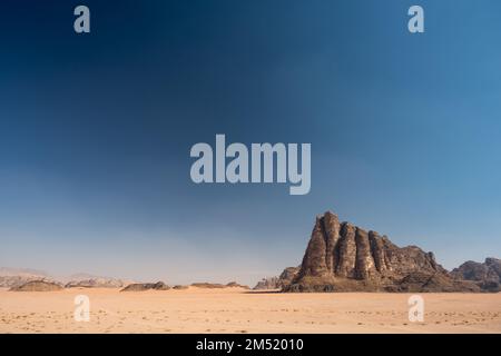 Sieben Säulen der Weisheit oder der Berg Jabal al-Mazmar in der Wüste von Wadi Rum, Jordanien Stockfoto