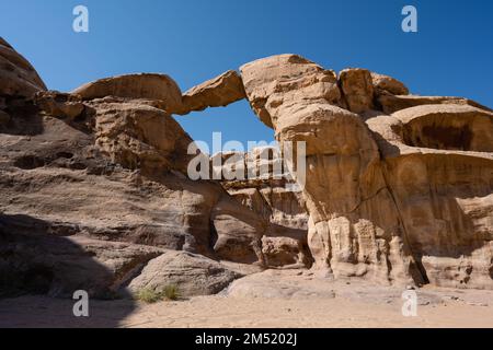 Um Fruuth Rock Arch in Wadi Rum, eine natürliche Brücke in Jordanien, auch Jabal Umm Fruth genannt Stockfoto