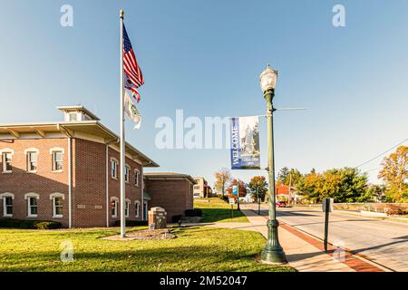 Lissabon, Ohio, USA – Okt. 21, 2022: Begrüßungsbanner auf einem Leuchtturm vor dem Lissabonner Stadthaus. Lissabon wurde 1803 gegründet und ist das 2. Lebensjahr Stockfoto