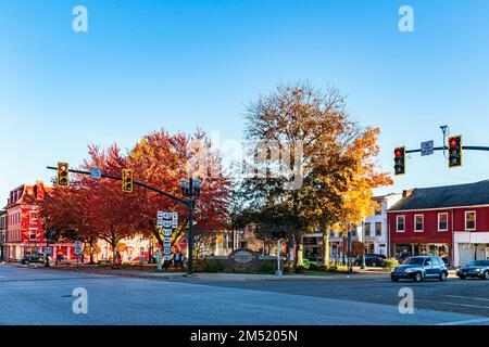 Lissabon, Ohio, USA – Okt. 21, 2022: Stadtbild des Dorfplatzes im historischen Lissabon, 2. Älteste Stadt in Ohio. Ebenfalls abgebildet ist der berühmte Lincoln Highwa Stockfoto