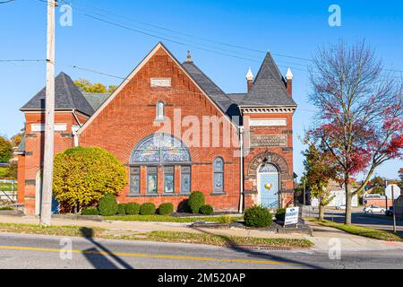 Lissabon, Ohio, USA – Okt. 21, 2022: Die Presbyterianische Kirche in New Lisbon wurde ursprünglich 1814 erbaut. Und wurde 1841 nach einem Brand rekonstruiert. Stockfoto