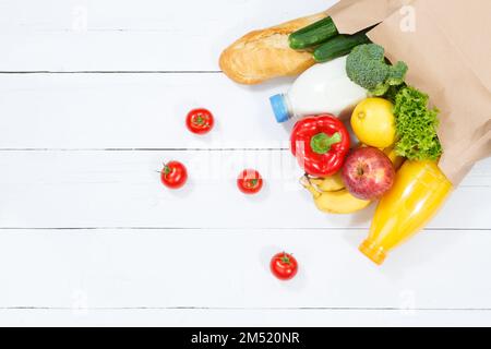 Kaufen Lebensmittel kaufen Obst und Gemüse Papierbeutel Holz Brett Holz Stockfoto