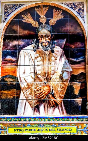 Stumme Jesus-Straße Keramikziegel Mosaik Sevilla Andalusien Spanien Spanische Wörter sagen auf Englisch unseren Vater Jesus der Stille eines der Symbole schwimmt für den Urlaub Stockfoto