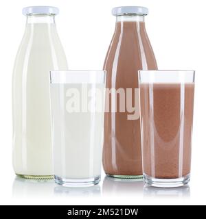 Milch und Schokoladengetränk in einer Glasflasche, isoliert auf weißem Hintergrund Stockfoto