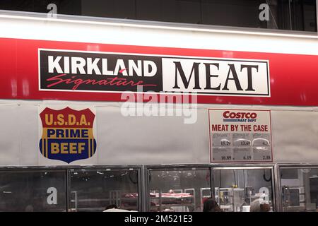 Honolulu, HI - 23. Dezember 2022: Kirkland Signature Markenfleisch Abteilung im Costco Großhandelszentrum. Stockfoto