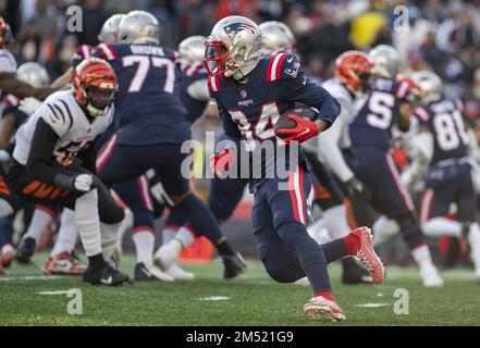 Foxborough, Usa. 24. Dezember 2022. New England Patriots Cornerback Quandre Mosely (34) schleicht sich während der ersten Hälfte eines Spiels im Gillette Stadium in Foxborough, Massachusetts, am Samstag, den 24. Dezember 2022 durch die Cincinnati Bengals Defense. Foto: Amanda Sabga/UPI Credit: UPI/Alamy Live News Stockfoto