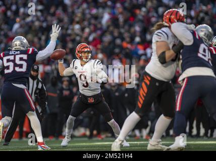 Foxborough, Usa. 24. Dezember 2022. Cincinnati Bengals Quarterback Joe Burrow (9) sucht in der ersten Hälfte eines Spiels gegen New England Patriots im Gillette Stadium in Foxborough, Massachusetts, am Samstag, den 24. Dezember 2022 nach einem Pass. Foto: Amanda Sabga/UPI Credit: UPI/Alamy Live News Stockfoto