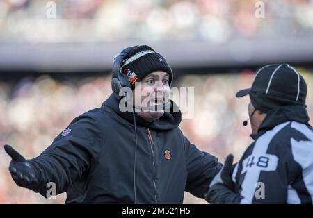 Foxborough, Usa. 24. Dezember 2022. Cincinnati Bengals Cheftrainer Zac Taylor spricht mit Richter Jim Mello (48) während der ersten Hälfte eines Spiels im Gillette Stadium in Foxborough, Massachusetts, am Samstag, den 24. Dezember 2022. Foto: Amanda Sabga/UPI Credit: UPI/Alamy Live News Stockfoto