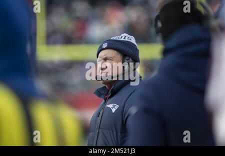 Foxborough, Usa. 24. Dezember 2022. Der Cheftrainer der New England Patriots Bill Belichick schaut in der ersten Hälfte eines Spiels gegen die Cincinnati Bengals im Gillette Stadium in Foxborough, Massachusetts, am Samstag, den 24. Dezember 2022, vorbei. Foto: Amanda Sabga/UPI Credit: UPI/Alamy Live News Stockfoto